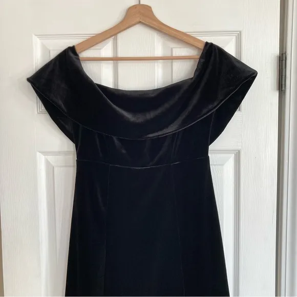 Tuckernuck Pomander Place Elise Black Velvet Off The Shoulder Midi Dress, Size M