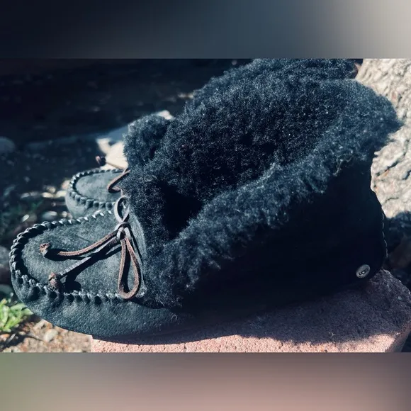UGG Alena Indoor Outdoor Moccasin Slippers Womens Size 7 Black Suede Sheepskin