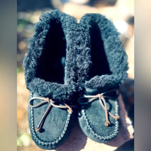 UGG Alena Indoor Outdoor Moccasin Slippers Womens Size 7 Black Suede Sheepskin
