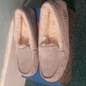UGG Ansley Gray Suede Indoor Outdoor Moccasin Slippers Wool Lined Size 9