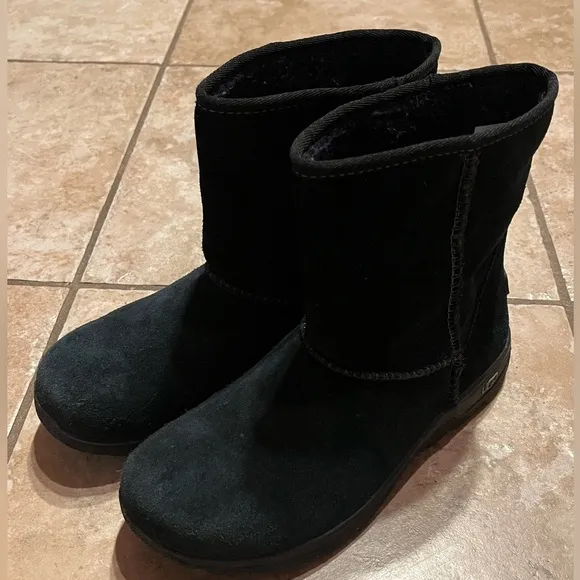 Ugg Australia K Lynden Youth Boots waterproof black suede Girls Size 4