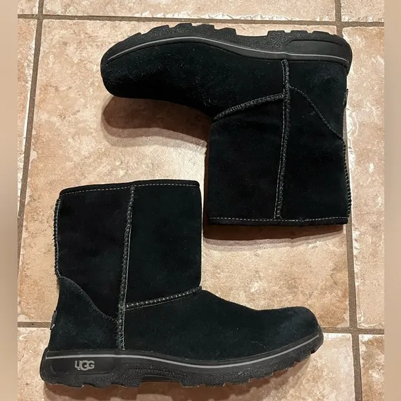Ugg Australia K Lynden Youth Boots waterproof black suede Girls Size 4