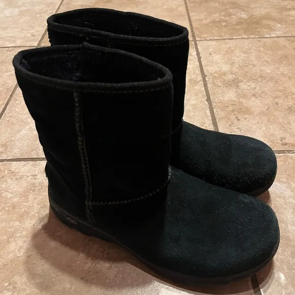 Ugg Australia K Lynden Youth Boots waterproof black suede Girls Size 4