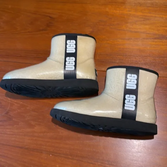 UGG Classic Clear Mini Boot size 8