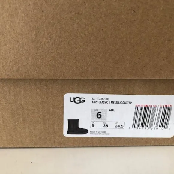 UGG Classic II Short Water Resistant Metallic Glitter boots. Size: 8
