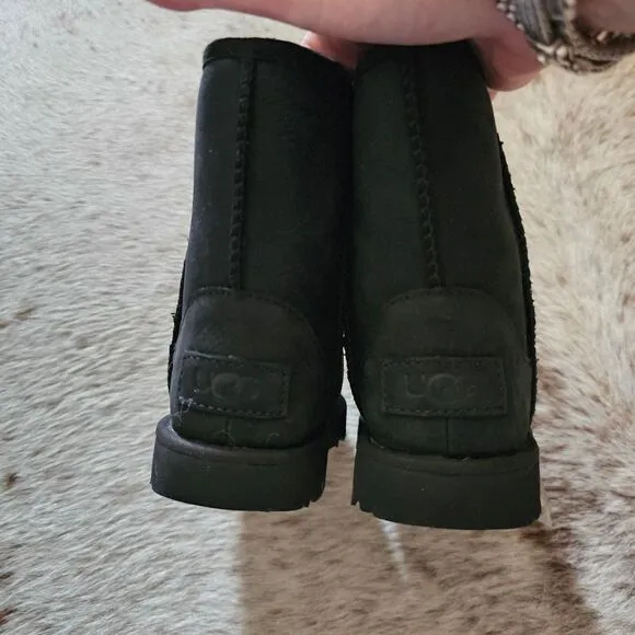 UGG Classic Short II Toddler Kids Waterproof Shearling Boot Black Size 8 NEW