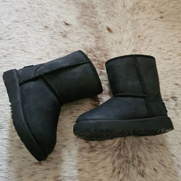 UGG Classic Short II Toddler Kids Waterproof Shearling Boot Black Size 8 NEW