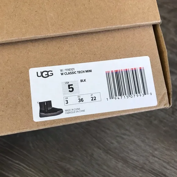 UGG CLASSIC TECH WATERPROOF BOOTS
