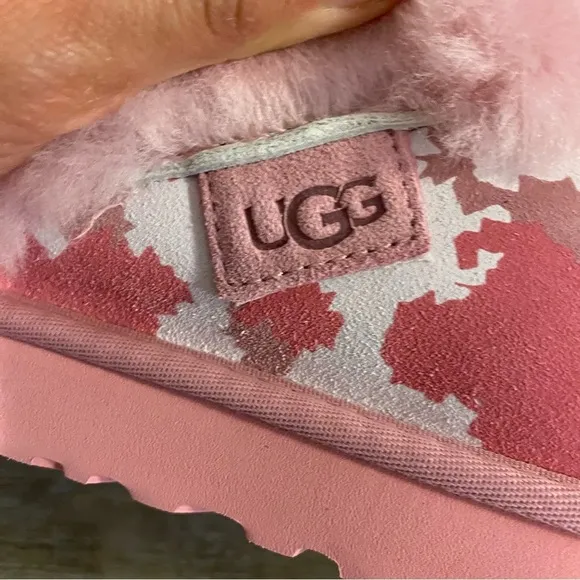 UGG | Cluggette Jagged Camo Print In Pink Sheepskin Indoor Outdoor Slippers NEW