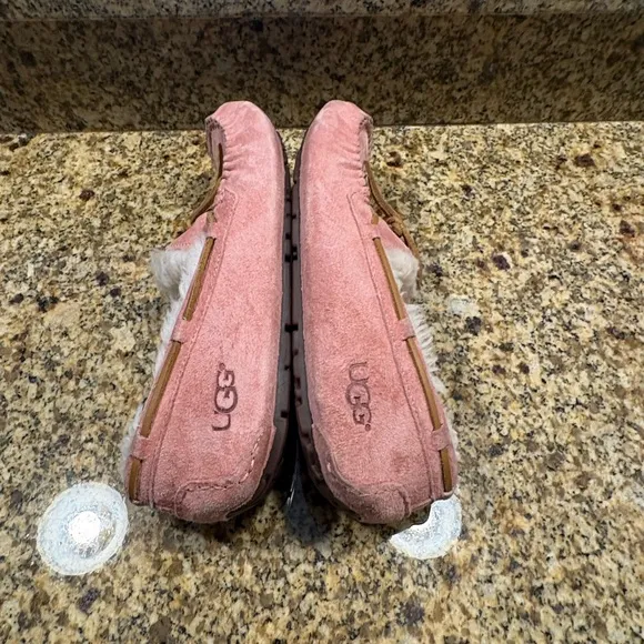 UGG Dakota Indoor Outdoor Moccasins Slippers 9 Soft Pink w Sherpa Inside