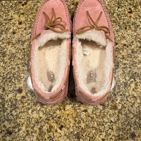 UGG Dakota Indoor Outdoor Moccasins Slippers 9 Soft Pink w Sherpa Inside