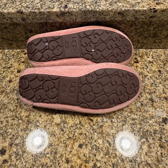 UGG Dakota Indoor Outdoor Moccasins Slippers 9 Soft Pink w Sherpa Inside