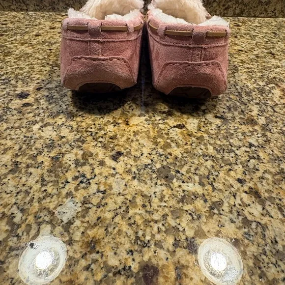 UGG Dakota Indoor Outdoor Moccasins Slippers 9 Soft Pink w Sherpa Inside