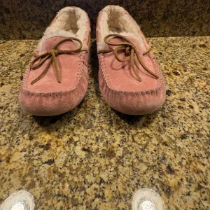 UGG Dakota Indoor Outdoor Moccasins Slippers 9 Soft Pink w Sherpa Inside