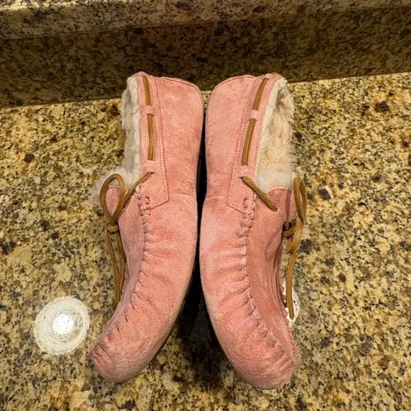 UGG Dakota Indoor Outdoor Moccasins Slippers 9 Soft Pink w Sherpa Inside