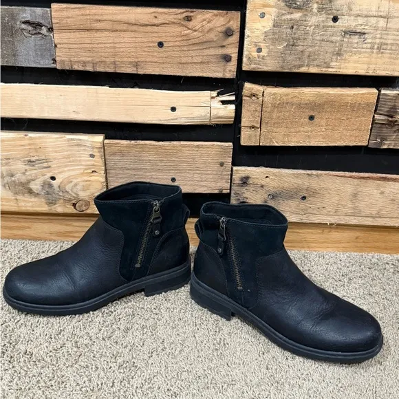 UGG Harrison Zip Black Leather/ Suede AnkleBoots Size 9  WATERPROOF (1121754)
