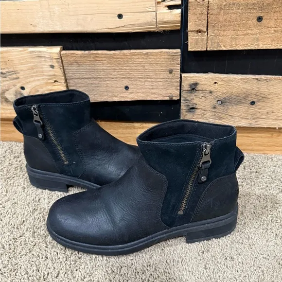 UGG Harrison Zip Black Leather/ Suede AnkleBoots Size 9  WATERPROOF (1121754)