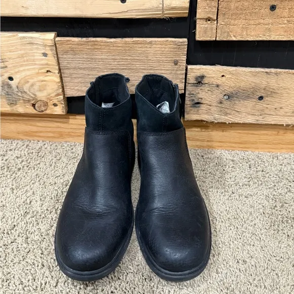 UGG Harrison Zip Black Leather/ Suede AnkleBoots Size 9  WATERPROOF (1121754)
