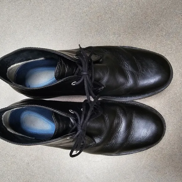 UGG Leighton 3275 Mens Size 11.5 Chukka Boots Black Leather Crepe Sole Ankle