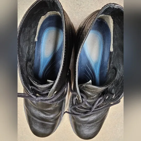 UGG Leighton 3275 Mens Size 11.5 Chukka Boots Black Leather Crepe Sole Ankle