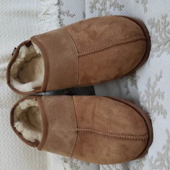 UGG Leisure Slip On Men's Suede Sheepskin Slipper Tan, Size 10