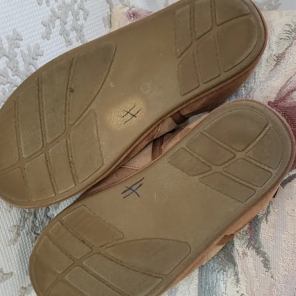 UGG Leisure Slip On Men's Suede Sheepskin Slipper Tan, Size 10