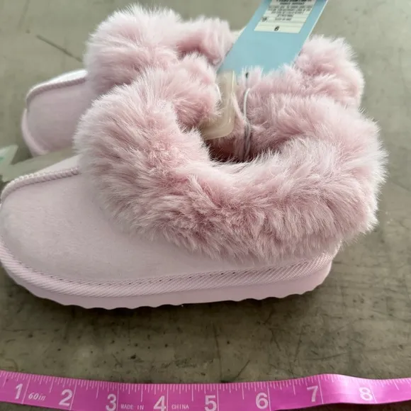 UGG like kids slippers- comfy cozy and oh so cute!! See pic for more details 🩷