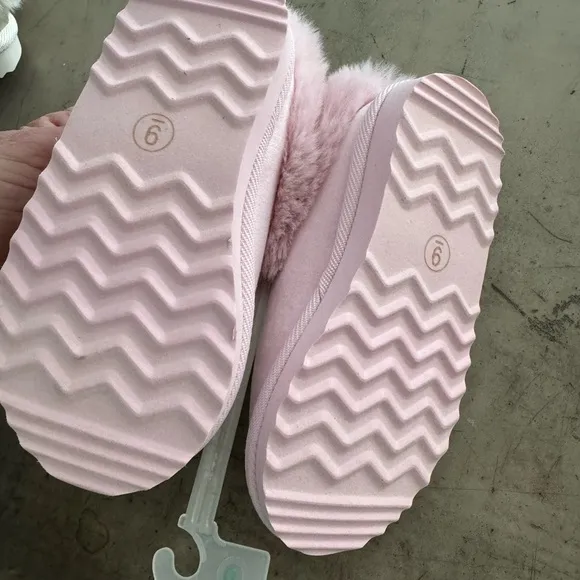 UGG like kids slippers- comfy cozy and oh so cute!! See pic for more details 🩷
