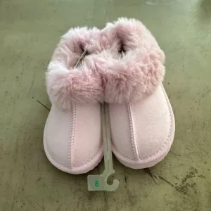 UGG like kids slippers- comfy cozy and oh so cute!! See pic for more details 🩷