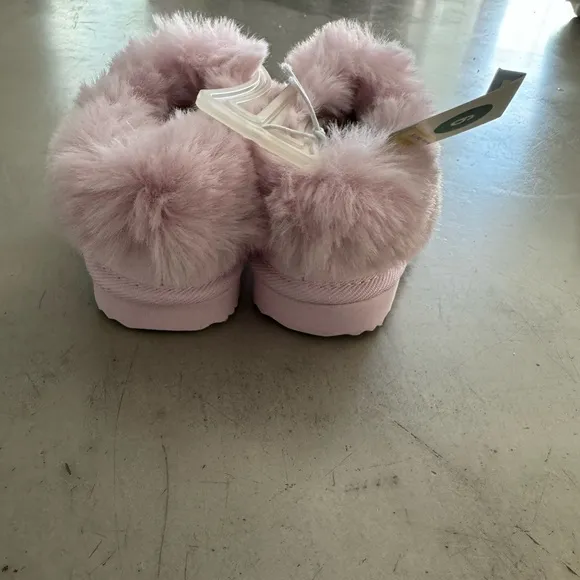 UGG like kids slippers- comfy cozy and oh so cute!! See pic for more details 🩷