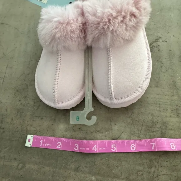 UGG like kids slippers- comfy cozy and oh so cute!! See pic for more details 🩷