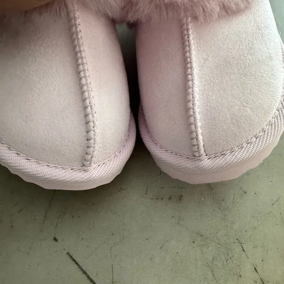 UGG like kids slippers- comfy cozy and oh so cute!! See pic for more details 🩷