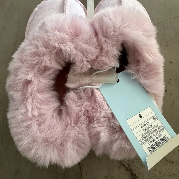 UGG like kids slippers- comfy cozy and oh so cute!! See pic for more details 🩷