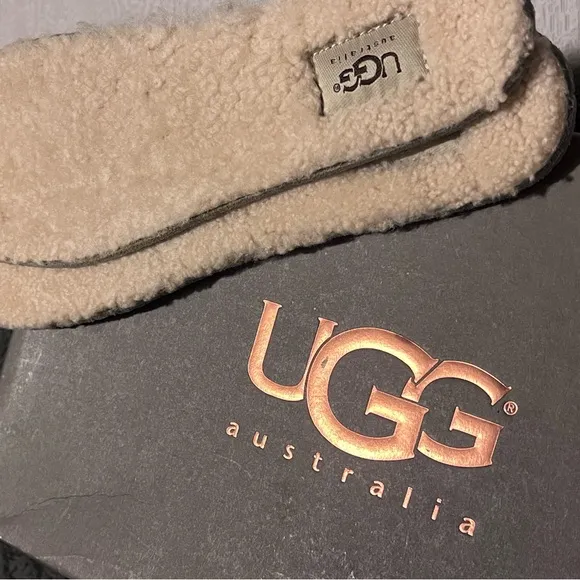 UGG Men’s Chukka Style Mid Boots - Men's size 10
