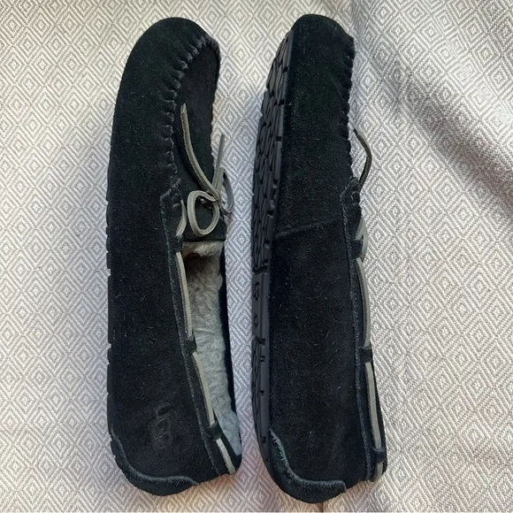 Ugg Men’s Olsen Slipper in Black Suede with Gray Fur Size 13 Style # 1003390