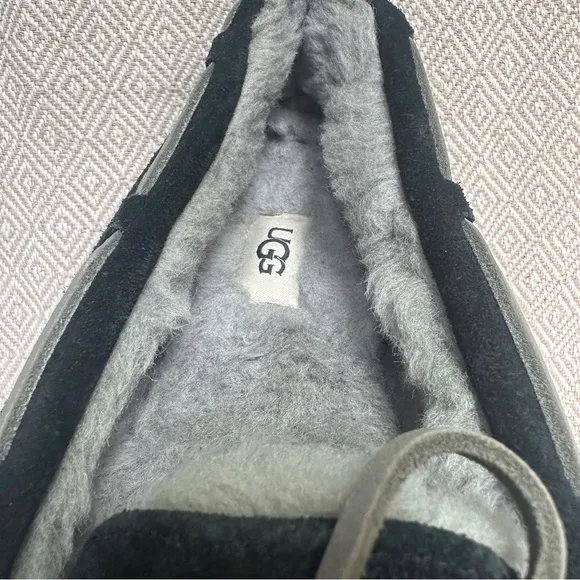 Ugg Men’s Olsen Slipper in Black Suede with Gray Fur Size 13 Style # 1003390
