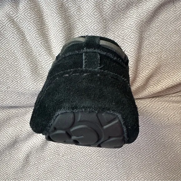 Ugg Men’s Olsen Slipper in Black Suede with Gray Fur Size 13 Style # 1003390