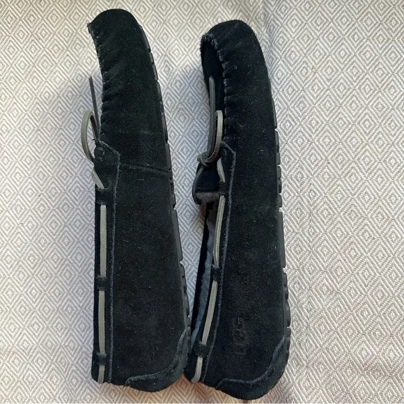 Ugg Men’s Olsen Slipper in Black Suede with Gray Fur Size 13 Style # 1003390