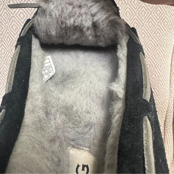 Ugg Men’s Olsen Slipper in Black Suede with Gray Fur Size 13 Style # 1003390