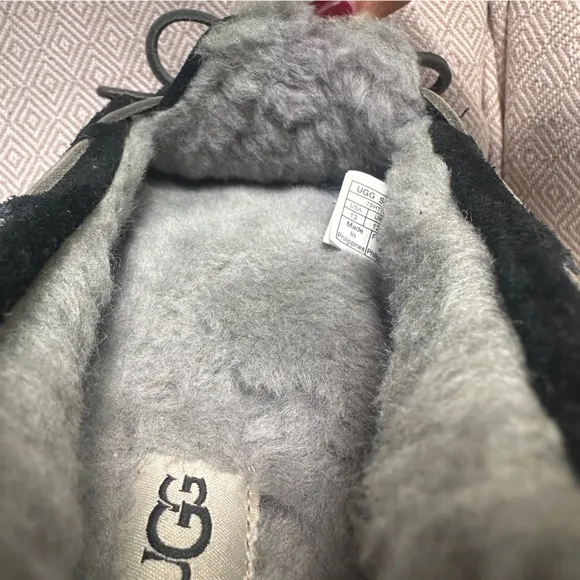 Ugg Men’s Olsen Slipper in Black Suede with Gray Fur Size 13 Style # 1003390