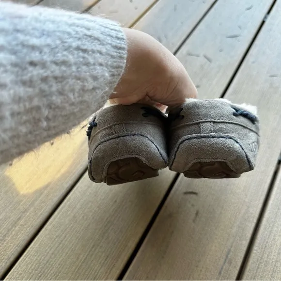 UGG Tate Gray Suede Slippers Moccasin Sheepskin Wool Lined Size 6 Women’s