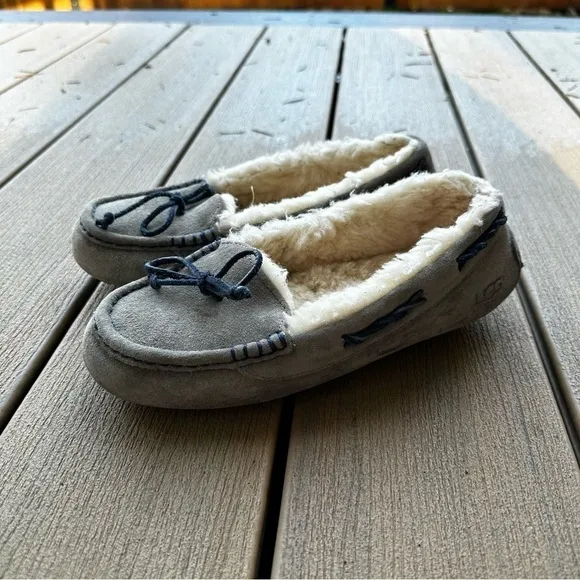 UGG Tate Gray Suede Slippers Moccasin Sheepskin Wool Lined Size 6 Women’s