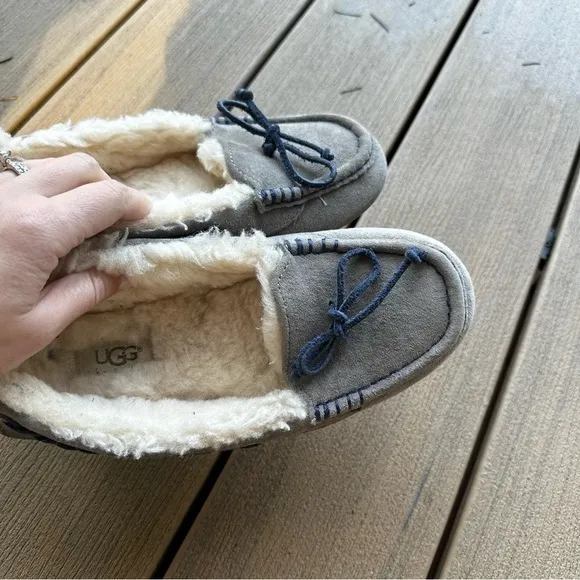UGG Tate Gray Suede Slippers Moccasin Sheepskin Wool Lined Size 6 Women’s