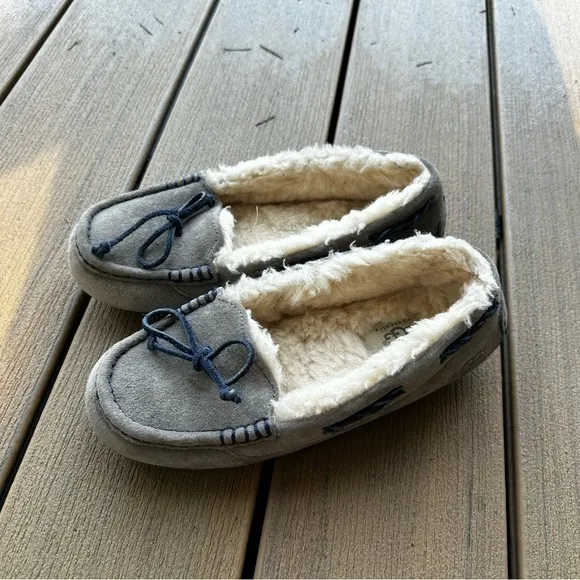 UGG Tate Gray Suede Slippers Moccasin Sheepskin Wool Lined Size 6 Women’s