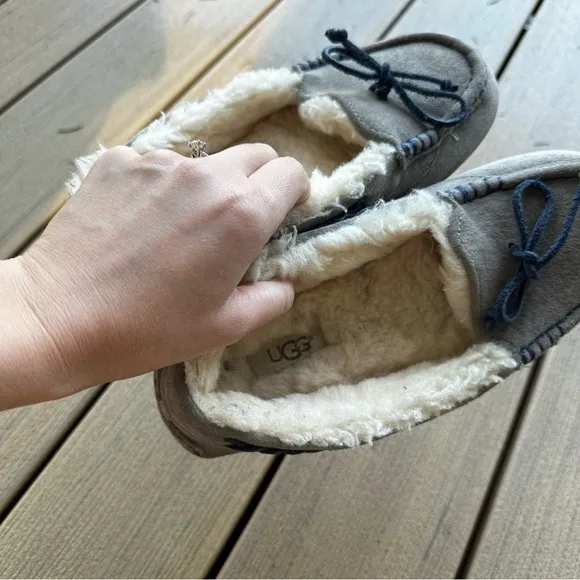 UGG Tate Gray Suede Slippers Moccasin Sheepskin Wool Lined Size 6 Women’s