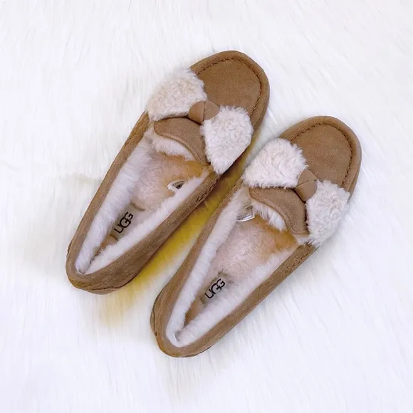 UGG Women’s Ansley Fur Bow Chestnut Suede Slippers