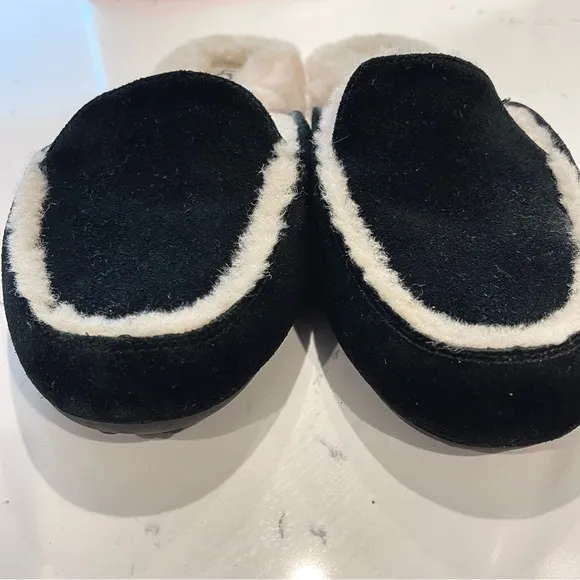 UGG® | Womens Black Suede Sheepskin Lane Slip-On Loafer Slippers | US 7