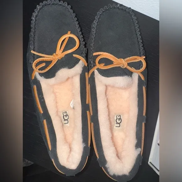 UGG Women’s Dakota Slipper Black Size 9 NWOT