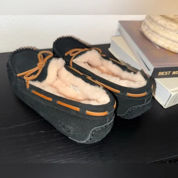 UGG Women’s Dakota Slipper Black Size 9 NWOT
