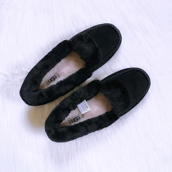 UGG Women’s Dakota Spill Seam Black Moccasin Slippers